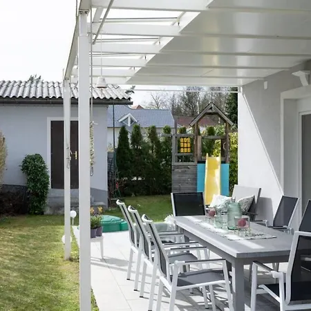 Schoenes Mit Garten בית נופש *