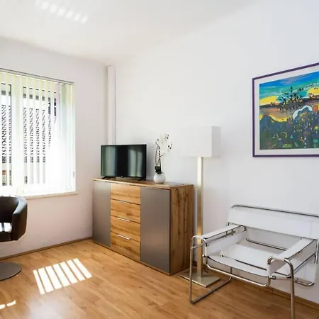 Holiday home Schoenes Mit Garten *