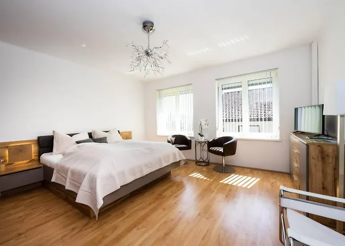 Holiday home Schoenes Mit Garten