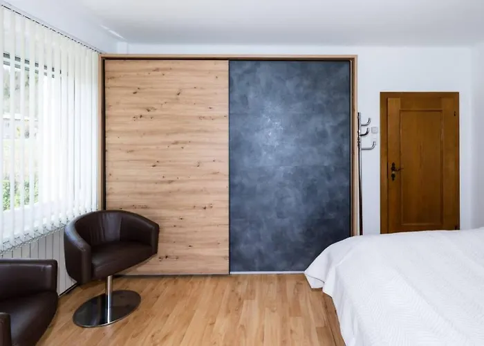 Schönes Mit Garten Ferienhaus Pörtschach am Wörthersee